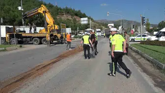 Amasya'da tırın dorsesi yolda kaldı