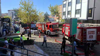 Ataşehir'de tadilat sırasında yangın paniği: çatı katı alev alev oldu