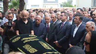İzmir eski başkanı Burhan Özfatura son yolculuğuna uğurlandı