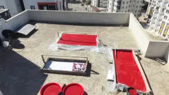 Kozan'da salça sezonu başladı: apartman damları kadınların emeğiyle kırmızıya dönüştü