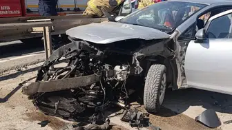 Bursa'da otomobil bariyerlere saplandı: Kaza anı güvenlik kamerasında