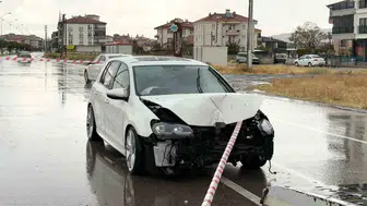 Aksaray'da direksiyon hakimiyetini kaybeden sürücü ağacı devirdi: Bir yaralı