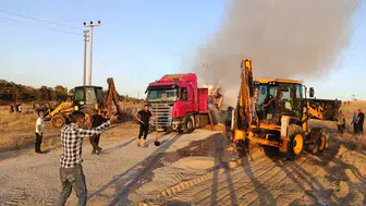 Elmadağ'da kamyonetteki saman balyaları alev alev yandı