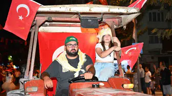 Manisa'da bağ bozumu şenliği coşku dolu kortejle kutlandı