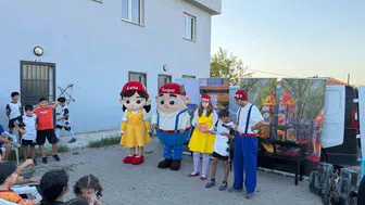 Çocuklarla buluşan turgut ve lulu sokak tiyatrosu büyük ilgi gördü
