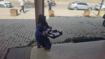 Elazığ’da dilenci operasyonu: Seyyar satıcı kılığına giren yakalandı