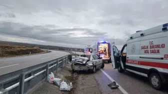 Çorum'da bariyerlere çarpan otomobilde 5 kişi yaralandı