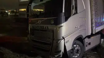 Kocaeli'de tır bariyerleri aşarak yoldan çıktı, şoför kayboldu