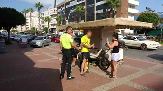 Kırmızı ışıkta bekleyen motosikletli turistler kaldırıma çıktı
