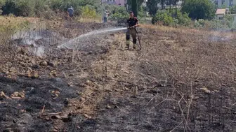 Erzin'de otluk alandaki yangın traktörü kullanılamaz hale getirdi
