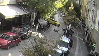 Yeni motosikletini kullanmaya başlayan gencin kaza anı güvenlik kamerasında görüntülendi