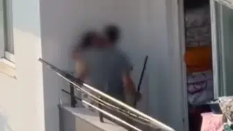 Adana'da balkonda kadına yönelik şiddet anı cep telefonu ile kaydedildi