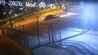 Kaldırıma çarparak duvarı aşan otomobilin kazası güvenlik kamerasında