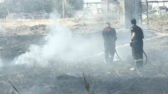 Aksaray'da kurumuş otlar yangına neden oldu: Yaklaşık bir dönüm alan zarar gördü