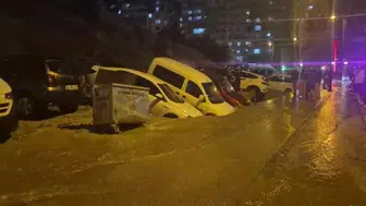 Ankara'da sağanak yağış nedeniyle yol çöktü, araçlar mahsur kaldı