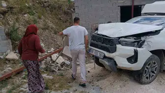 Kaza yokuşunda tehlike: İki araç ev bahçesine düştü