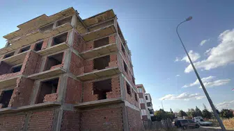 Dört katlı inşaattan düşen işçi hastaneye kaldırıldı