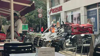 Trafiğe kapalı sokağa motosiklet parkı tepkilere yol açıyor