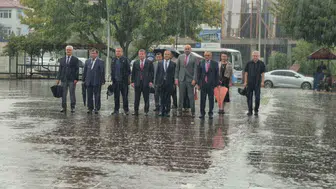 Yağmur altında coşkulu ilköğretim haftası kutlaması