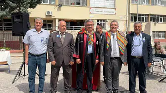 40 yıl sonra mezunlar, aynı okul bahçesinde buluştu