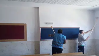 Mersin'de denetimli serbestlik yükümlüleri okullarda bakım çalışmaları yaptı