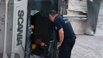 Arsuz’da kum yüklü kamyon devrildi: Sürücü yaralandı