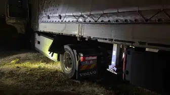 Virajı alamayan tır bariyerleri aştı, sürücü kayboldu