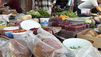 Bolu'da köylüler doğal ürünlerini pazar tezgahlarında satıyor