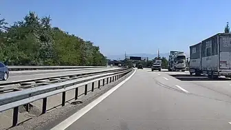 Anadolu Otoyolu'nda gerçekleşen ilginç olay: SUV aracın tamponu yolda kalıyor
