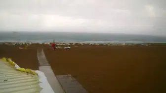 Alanya’da şiddetli rüzgar plajı savaş alanına çevirdi