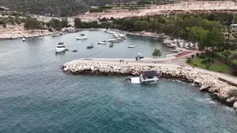 Mersin'de fırtına tekneyi kıyıya vurdu: Kurtarma çalışmaları başlatıldı