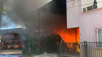 Antalya'da dehşet verici yangın: Ev ve depo alev alev yandı