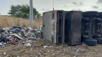 Adana'da atık yüklü tır devrildi, sürücü yaralandı