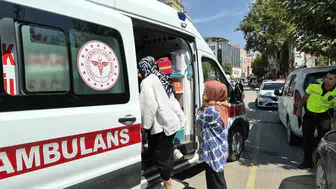 Adıyaman'da minibüs ve iki otomobil çarpıştı: Yaralanan çocuklar hastaneye kaldırıldı