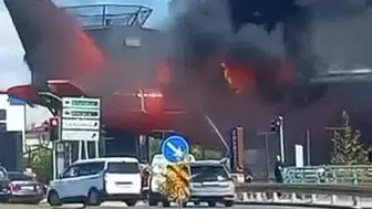 Kocaeli'deki bilim merkezinde yangın paniği: Uçağın kuyruğu itfaiye aracına düştü