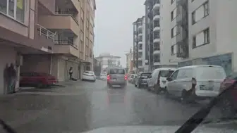 Zonguldak’ta sağanak ve fırtına denizi kahverengiye döndürdü