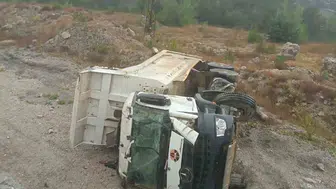 Bolu'da yağış nedeniyle hafriyat kamyonu devrildi: sürücü hastaneye kaldırıldı