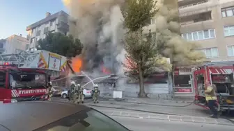 Kartal'da sabah saatlerinde oluşan yangın, marketi tamamen kullanılamaz hale getirdi