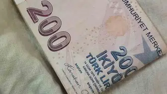 Bilecik Pazarında unuttuğu parayı esnafın yardımıyla buldu