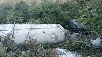 Bolu'da tır devrildi: yaşamını yitiren sürücünün eşi yaralı