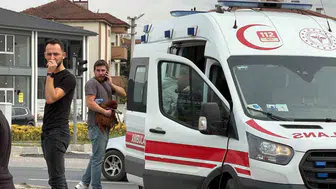 Düzce'de motosiklet ile otomobil çarpıştı: 2'si ağır 3 yaralı