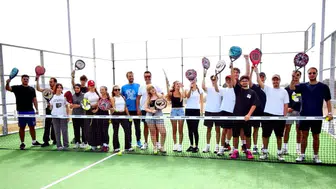 Çeşme’de üniversite öğrencileri padel sporu deneyimledi