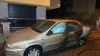 Uşak'ta park halindeki otomobilde yangın meydana geldi