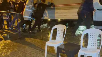Fatih’te yol çökmesi: Kamyon ve otomobil çukura düştü