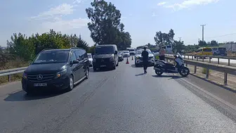 Manavgat'ta üç araçlı zincirleme kaza nedeniyle uzun araç kuyruğu oluştu