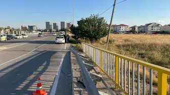 Lastiği patlayan otomobil bariyerlere çarparak sürücüsünü yaraladı