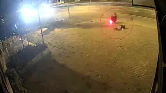 Arsin'de motosiklet sürücüsü trafik levhasına çarptı, yaralandı