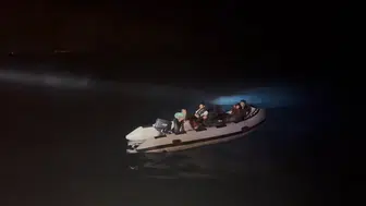 Didim açıklarında motor arızası yapan bottan 7 göçmen kurtarıldı