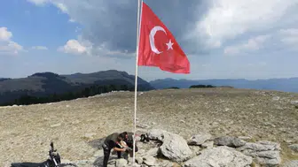 Osmaniye'deki motosiklet tutkunları bayrağı zirvede değiştirdi