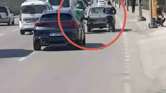 Bursa’da motokuryenin ilginç otomobil itme yöntemi